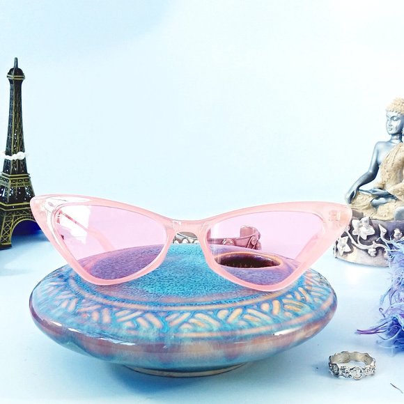 Brand New Pink Cat Eye Sunglasses for Fashionistas - Picture 3 of 6